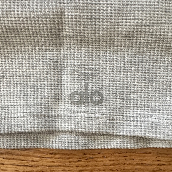 ALO Yoga Gray Sleeveless Ribbed Crop Top - Picture 3 of 3